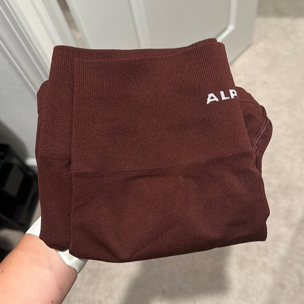 Alphalete 4’5” amplify shorts - sangria